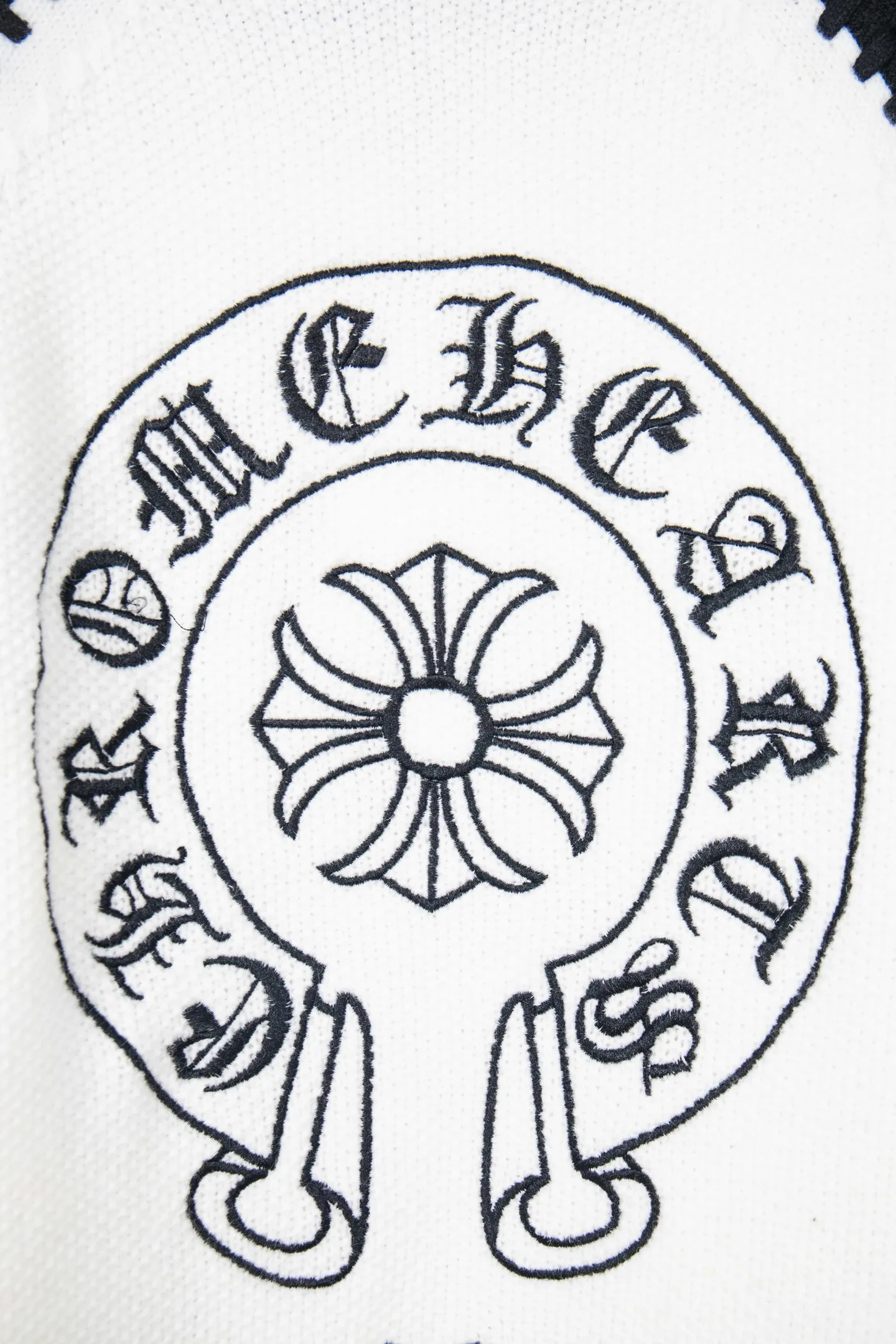 P290 ChromeHearts popular Chrome Hearts CH Sanskrit horseshoe cross embroidery pullover round neck raglan sleeve sweater. Contrast color splicing raglan round neck knitted sweater, unique knitting texture, soft and skin-friendly, classic pattern embroidery on the front and back. Retro chic. The contrasting color raglan sleeve design and the thick stitching craftsmanship at the joints make it look great when worn alone or layered! The fit is loose and slimming! Fashionable patchwork colored sweater, colorfully intertwined, with clear layers, warm and slimming. Whether worn alone or layered, you can easily control various styles and show your personal charm. The raglan sleeves are shoulder-width in contrasting colors and have ultra-detailed embroidery on the front and back, giving it a casual street feel. It looks great when worn alone! The sleeves are designed with contrasting colors and seams, and the round neck style reveals the neck and flatters the face shape! Wool blend knitted fabric, soft, comfortable and warm to the touch. Contrasting color design➕Loose fit, not flattering on your body shape and slimming, not to mention how easy it is to wear! Basic, versatile and fashionable classic! Black and white are versatile! Black and gray high-end! Couples get involved!  Color: black and white/black gray Size: S~M~L
